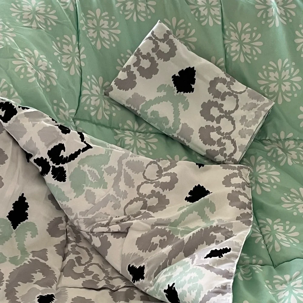 CYNTHIA ROWLEY Reversible Twin Comforter & Sham Set